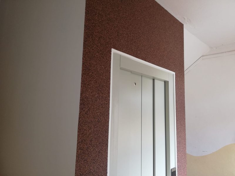 Výtah ve stěně s dekorativní omítkou